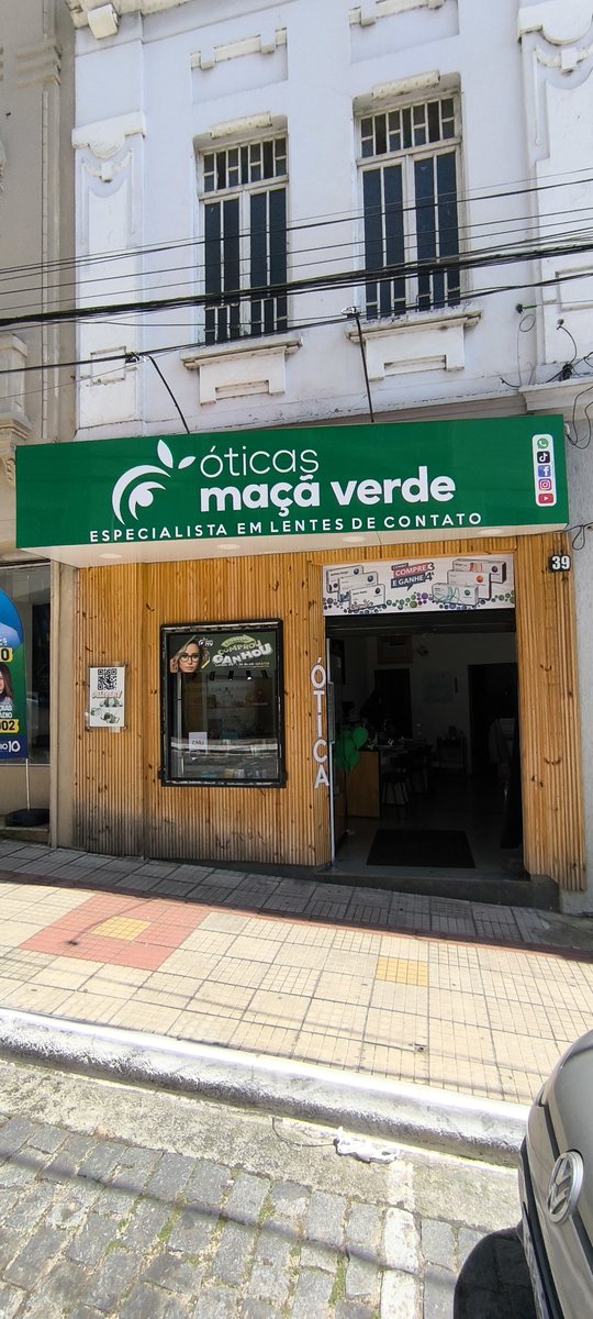 Fachada da loja Óticas Maçã Verde em Guaratinguetá